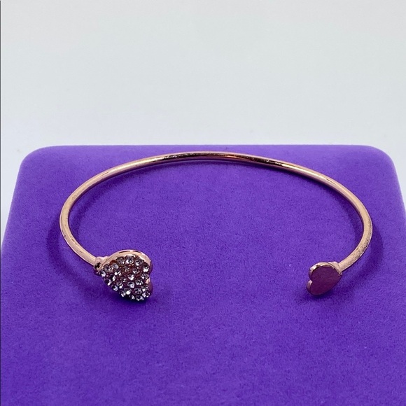 💛 Elegant Heart Bangle Bracelet - Picture 1 of 5